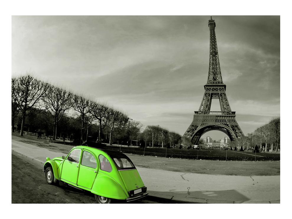 Slika Eiffelovega stolpa in zelenega avtomobila