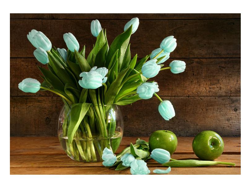 Slika modrih tulipanov v vazi