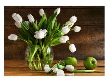 Fehér tulipánok a vázában képe