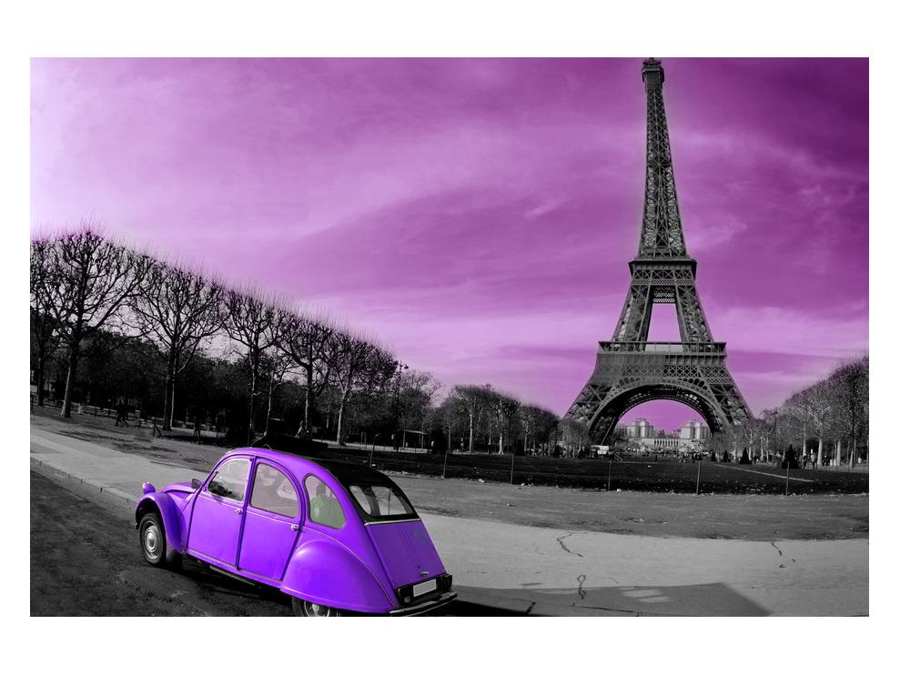 Slika Eiffelovega stolpa in vijoličnega avtomobila
