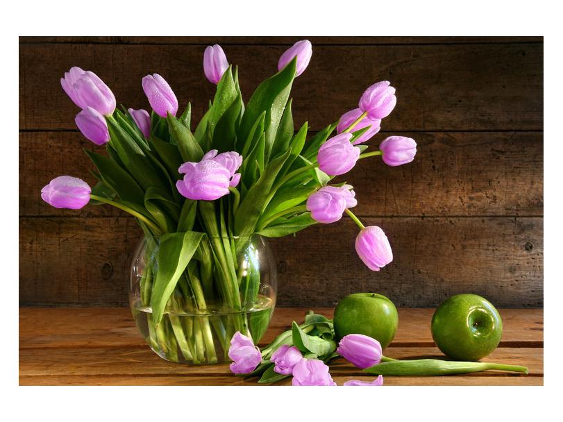 Slika vijoličnih tulipanov v vazi