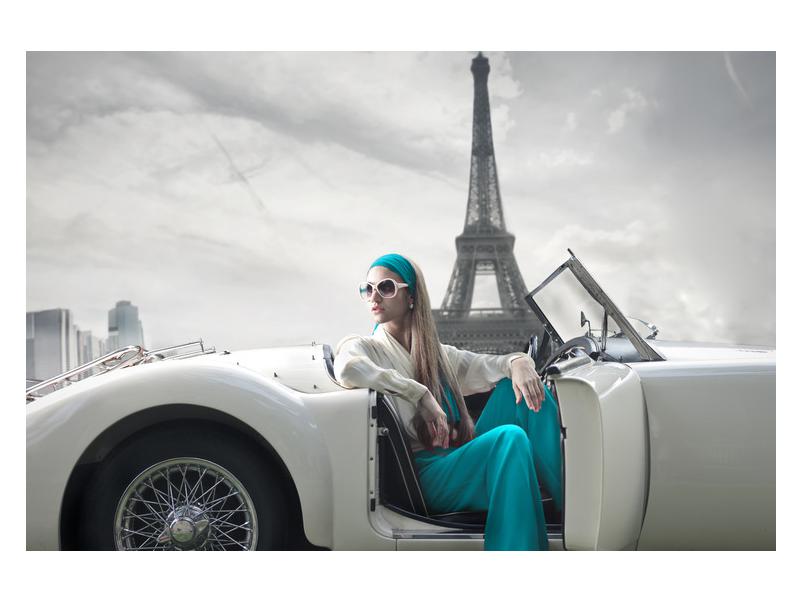 Slika ženske in Eiffelovega stolpa