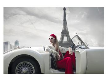 Tablou cu turnul Eiffel și mașina