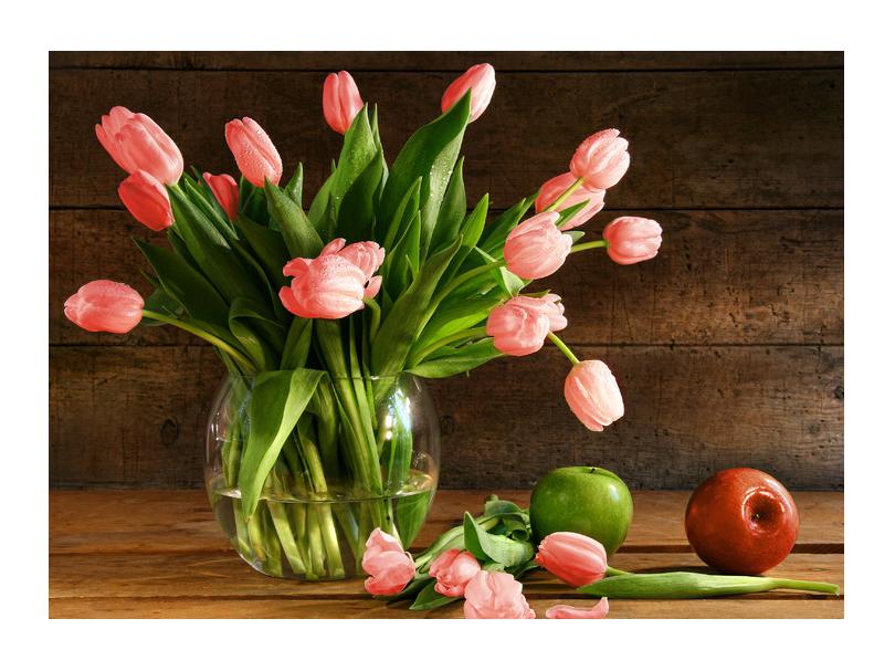 Slika rdečih tulipanov v vazi
