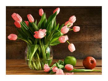 Piros tulipánok a vázában