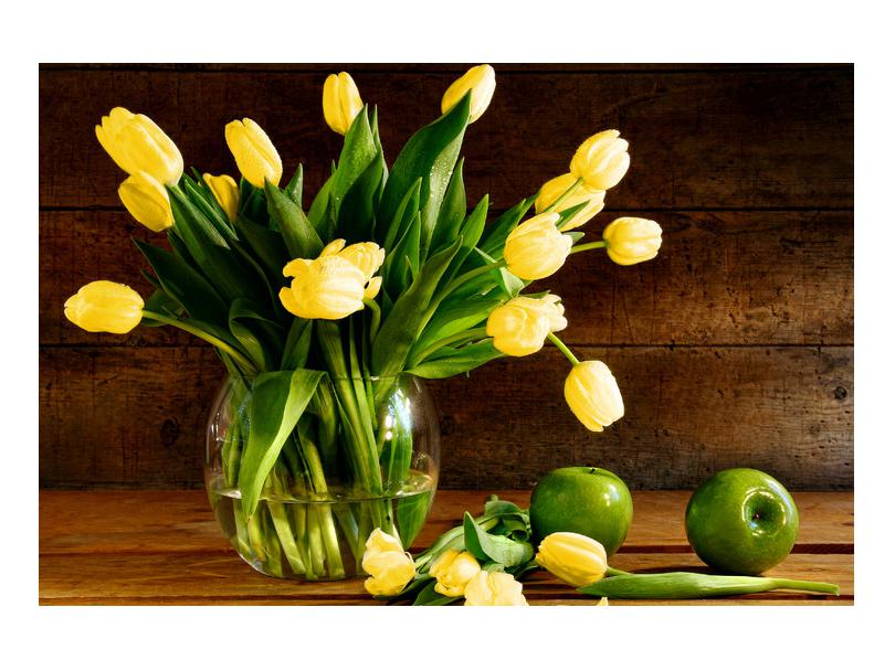 Slika žutih tulipana u vazi