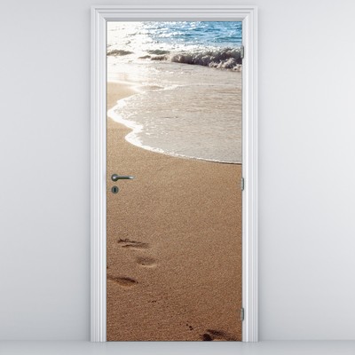 Foto tapeta za vrata - Otisci stopala u pijesku uz more