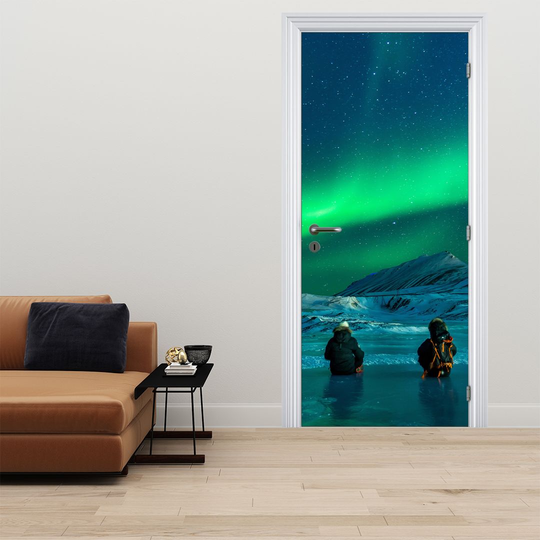 Fototapet pentru ușă - Aurora boreală și oameni (D021209D95205)