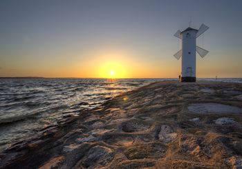 Fototapeta - Větrný mlýn, moře a slunce