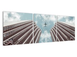 Slika aviona između zgrada