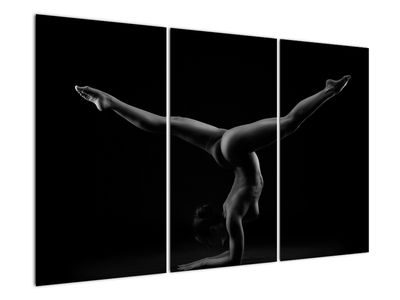 Slika - Gola ženska telovadi v temi