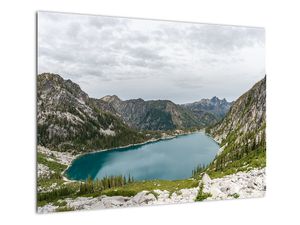 A hegyekben lévő tó képe