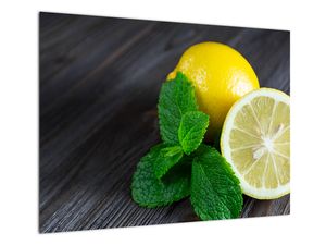 Staklena slika limuna i mente na stolu