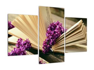 Kép egy könyvröl és a lila virágok